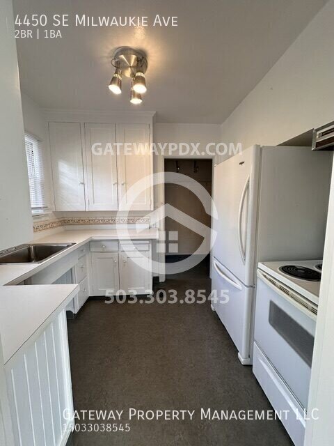 Building Photo - 4450 SE Milwaukie Ave