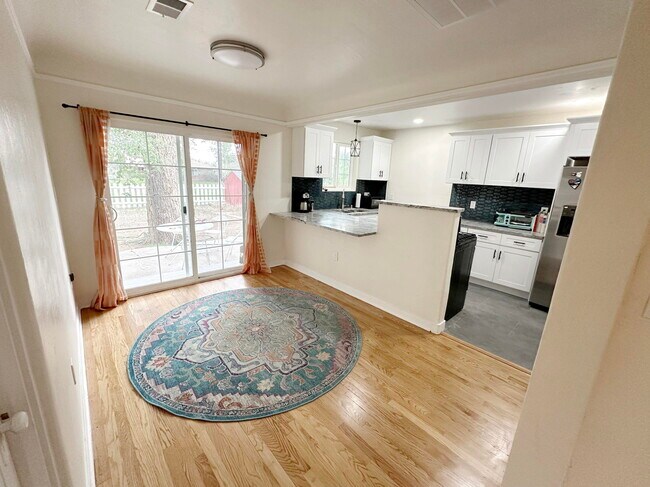 Building Photo - 801 Solano Dr NE