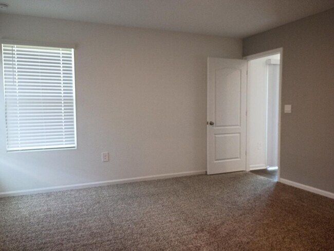 Building Photo - 2816 Buck Creek Pl