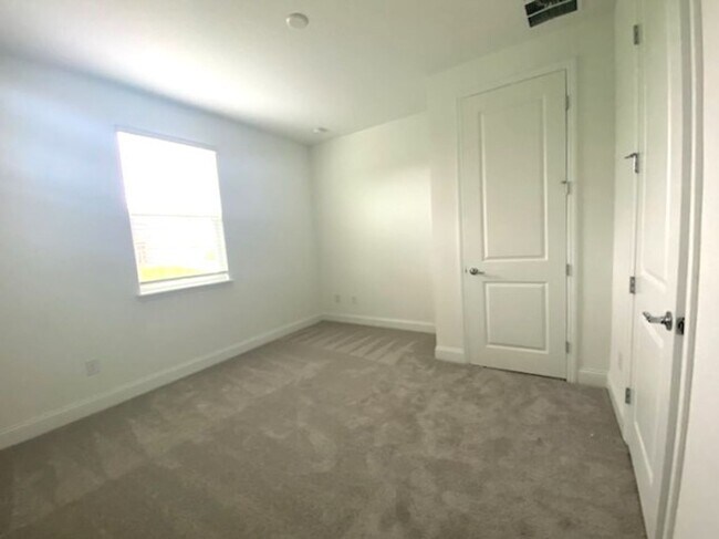 Building Photo - Beautiful 4 Bedroom Home in Wexford Reserve!