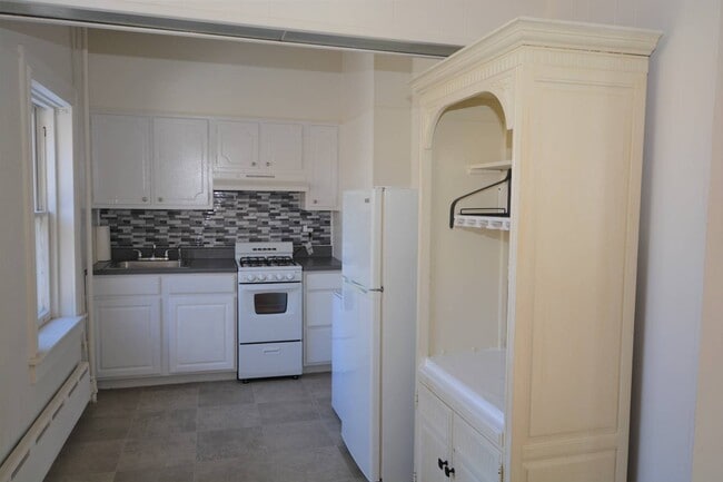 Building Photo - 3 Pine Terrace Rd