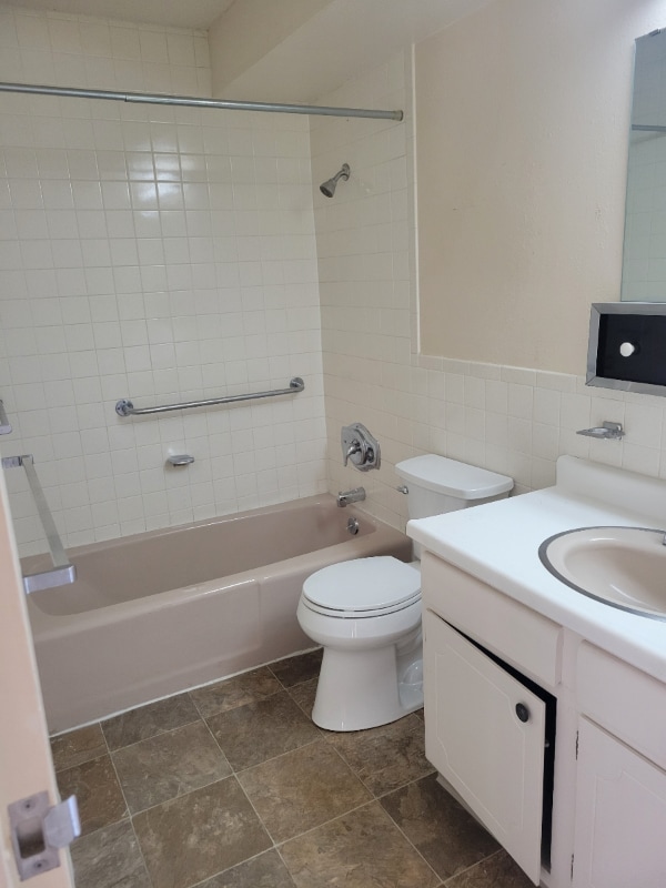 Building Photo - 411 Lakewood Cir