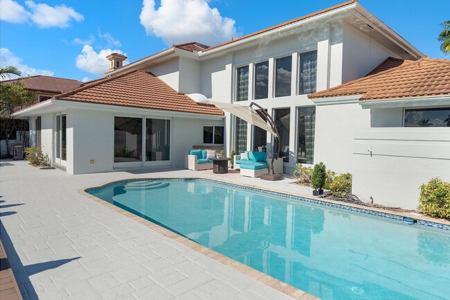 Primary Photo - 3050 NE 43rd St