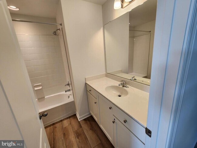 Building Photo - 437 Hillsdale Pl