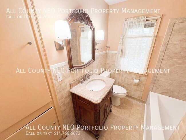 Building Photo - 1463 E Whittier St