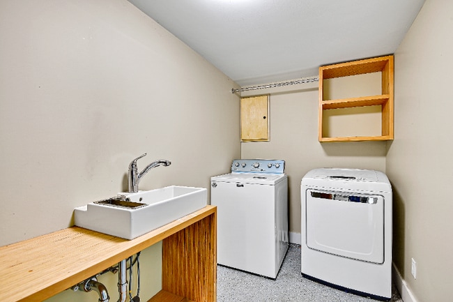 Building Photo - 1019 W 75th St