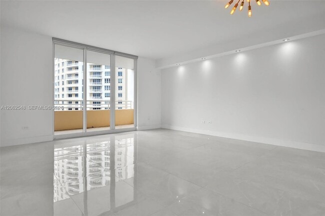 Building Photo - 808 Brickell Key Dr