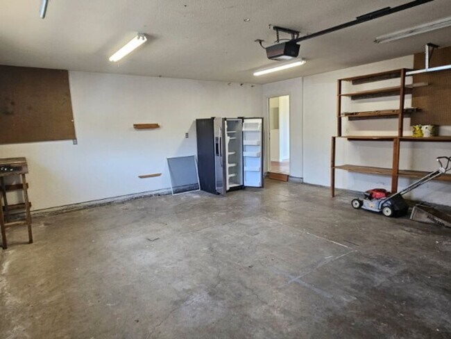Building Photo - LAkeport Available NOW!