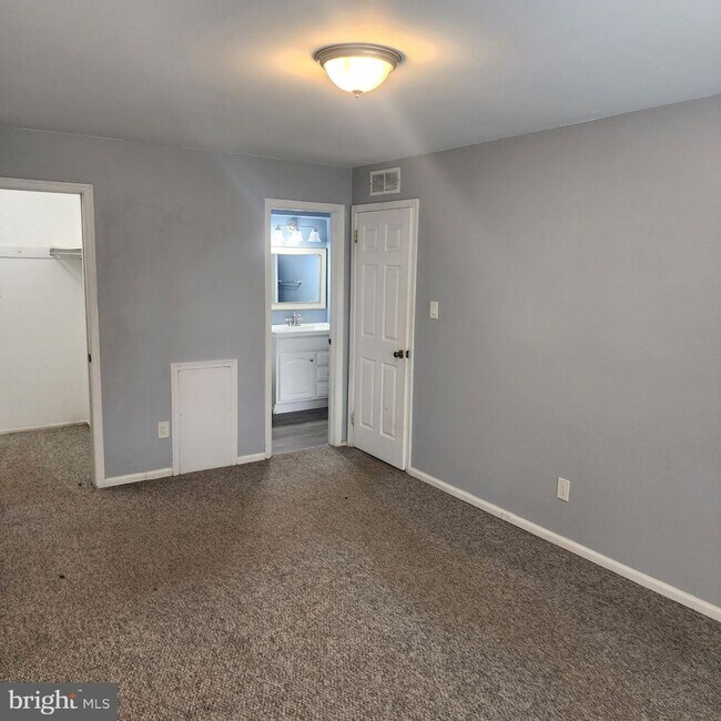 Building Photo - 703A Sedgefield Dr