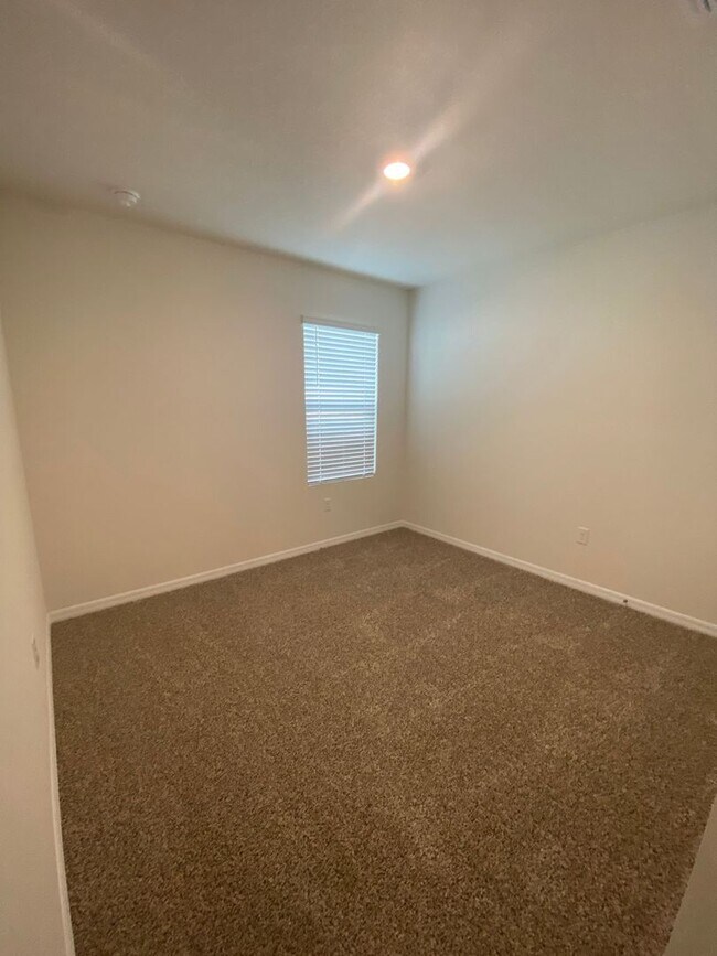 Building Photo - 4 Bedroom 2 Bath home in Oak Leaf Preserve...