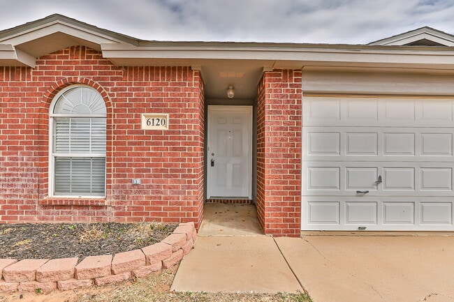 Building Photo - Beautiful House with Extra Room!