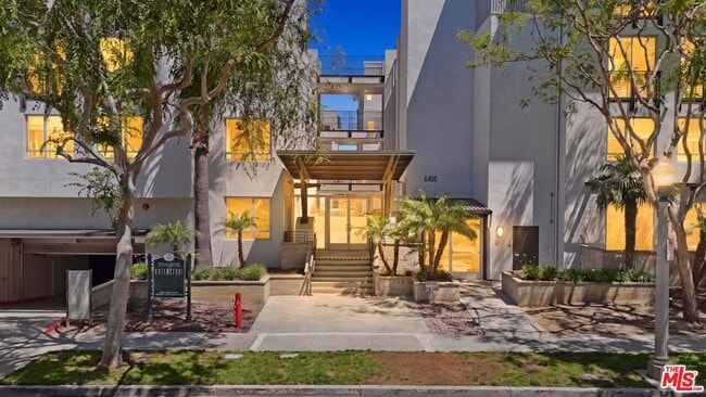 Building Photo - 6400 Crescent Prk E
