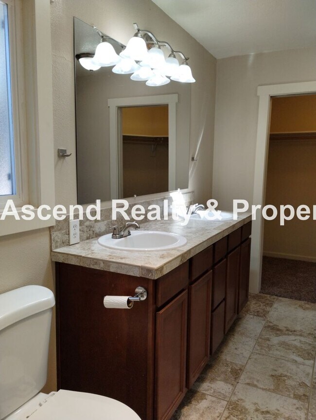 Building Photo - Spacious One Level Open Floor Plan with La...