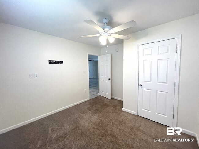 Building Photo - 15142 Marem Dr