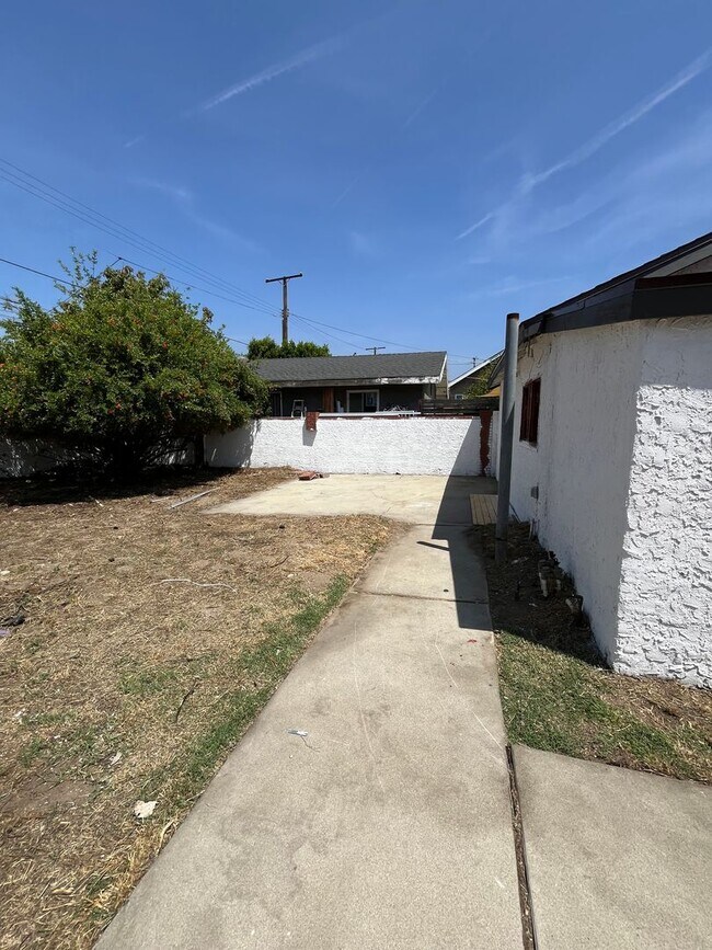 Building Photo - 615 N Orange Ave