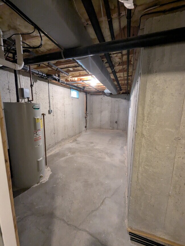 Building Photo - Immaculate End Unit in Desirable Weatherst...