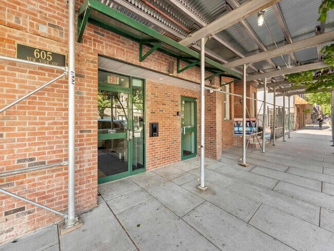Building Photo - 605 New York Ave