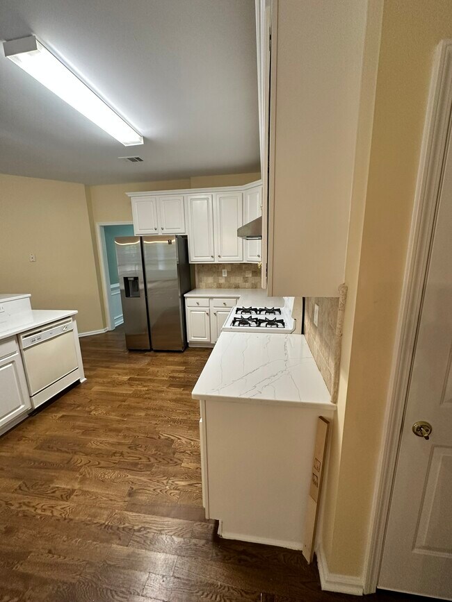 Building Photo - 420 White Rose Trce