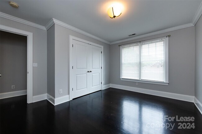 Building Photo - 521 Grandin Rd