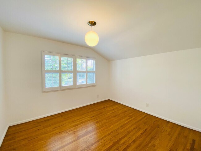 Building Photo - Delightful 3 bedroom 2½ Bathroom Single Family Home In North Hollywood Landscaped Yard