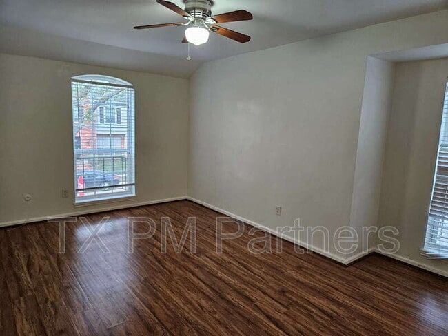 Building Photo - 500 N Post Oak Ln