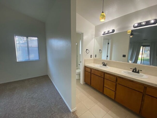 Building Photo - 1947 Henshaw Ave