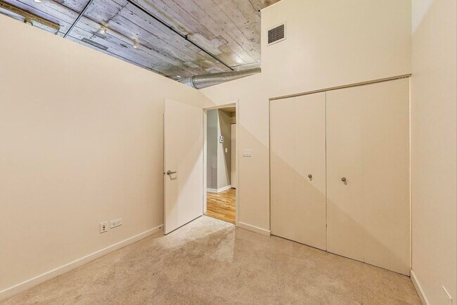 Building Photo - 1071 W 15th St