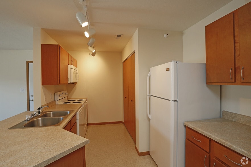 2BR, 2BA - 1,084SF - Kitchen - Southern Winds Apartments