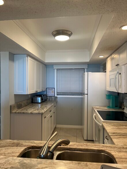 Building Photo - 10102 S Ocean Dr