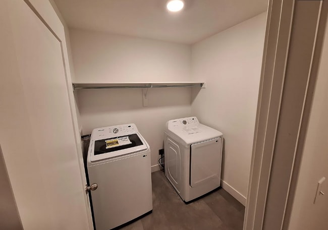 Building Photo - 4 bedroom/2.5 bathroom Townhome in Eagle Mountain