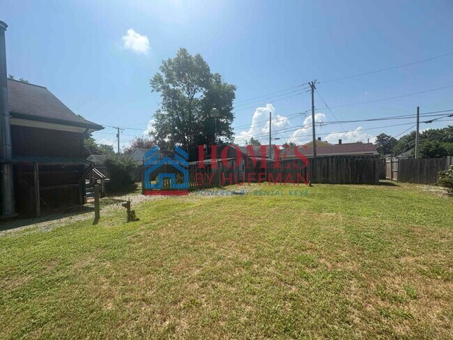 Building Photo - Two Bedroom House | Large Back Yard