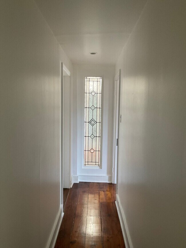 Building Photo - 624 Catharine Street