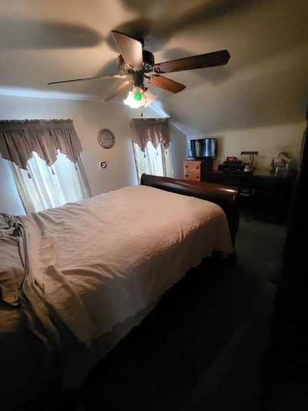 Building Photo - 200 N Sycamore Ave