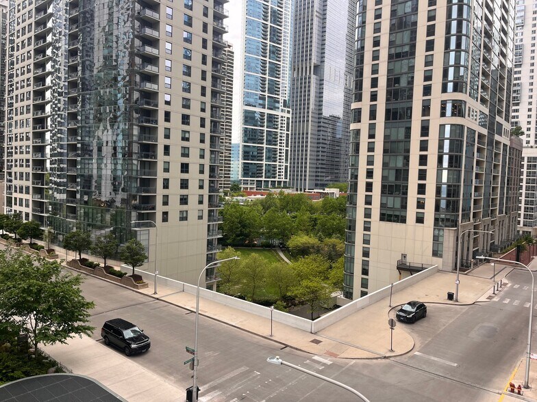 Building Photo - 450 E Waterside Dr