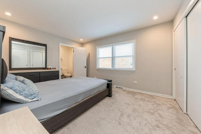 Building Photo - 856 E Capri Dr