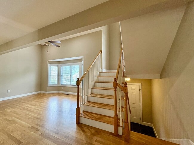 Building Photo - Charming 2-Bedroom Townhouse For Rent in L...