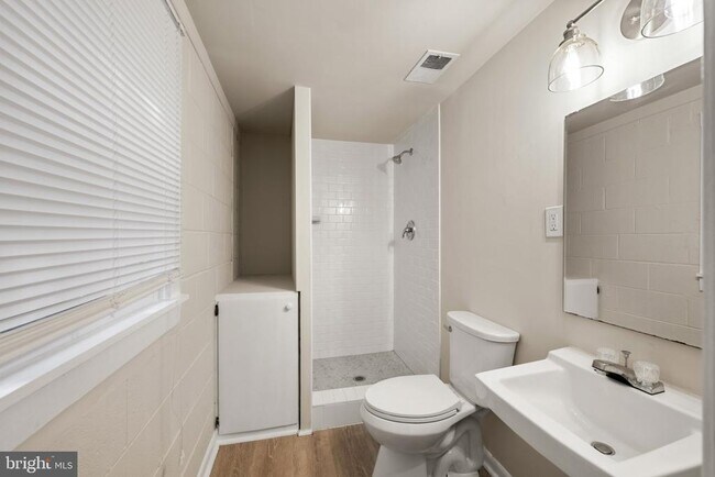 Building Photo - 908 Country Terrace