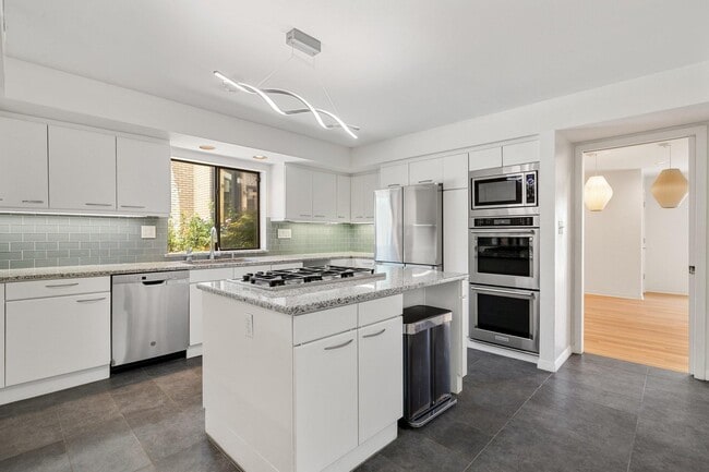 Building Photo - 10811 Royal Park Dr