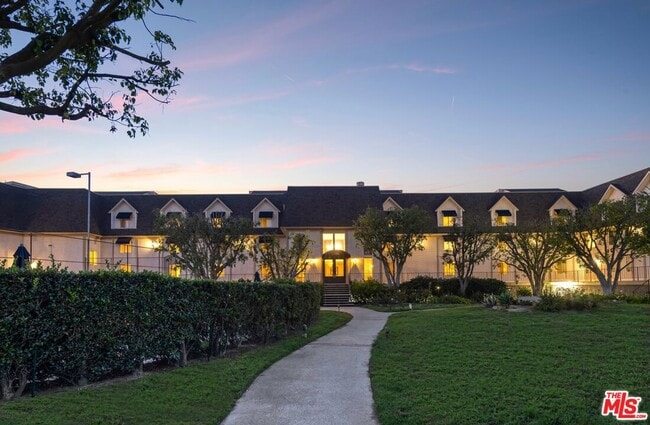 Building Photo - 2385 Roscomare Rd