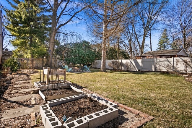 Building Photo - 725 Cutler St