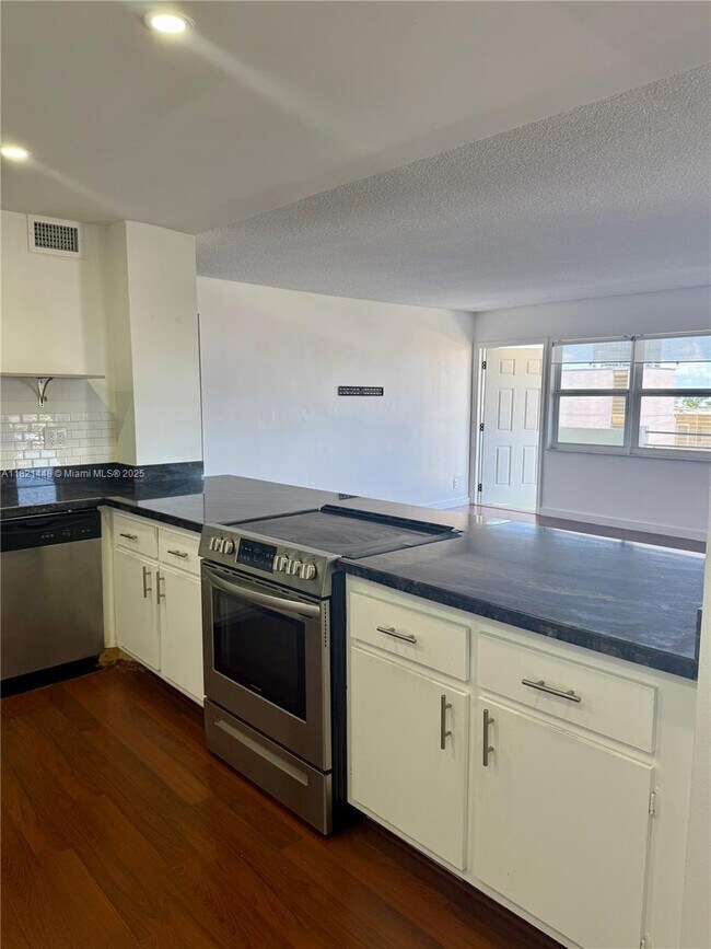 Building Photo - 401 Golden Isles Dr