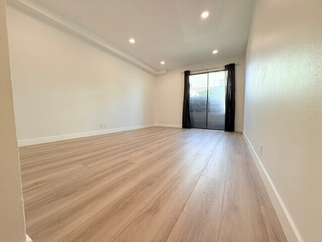 Master bedroom with balcony - 14572 Dickens St