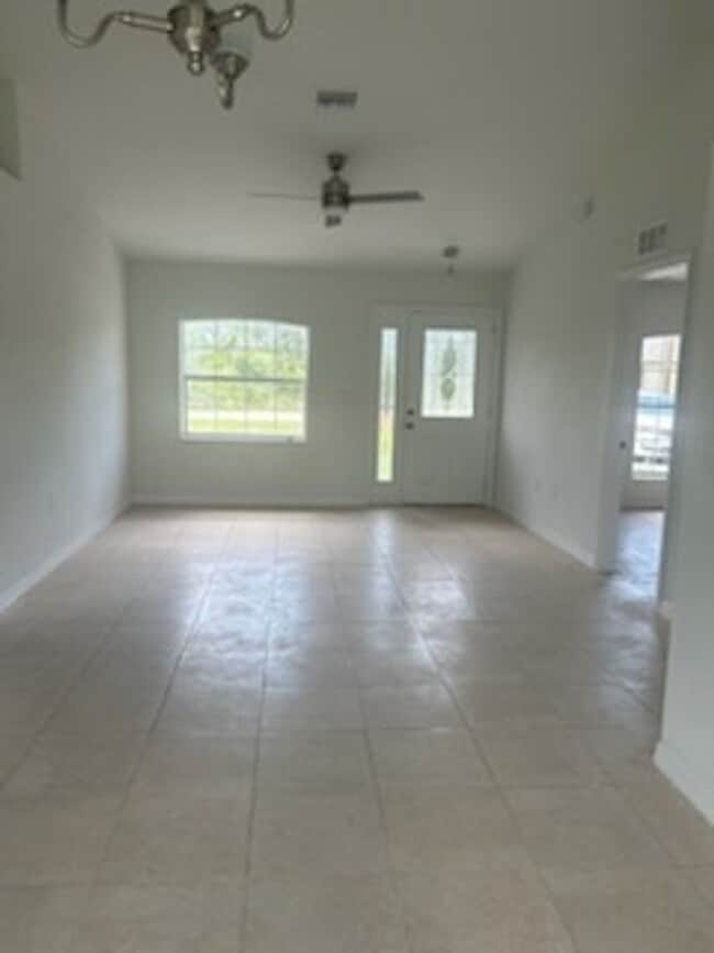 Building Photo - 3/2/1 Single Family Home Available-Cozy Pe...