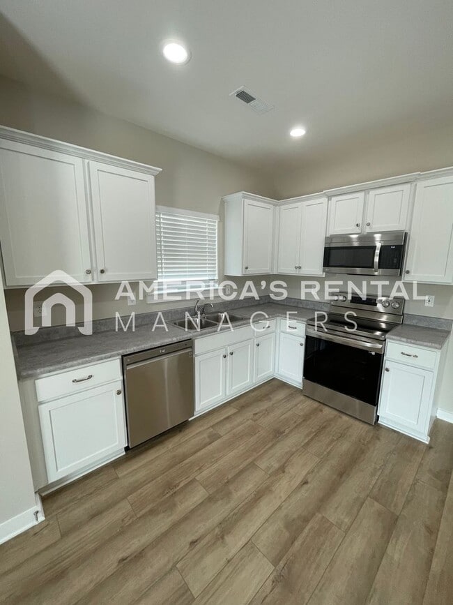 Building Photo - Available Now!! PRICE REDUCTION*** SIGN A ...