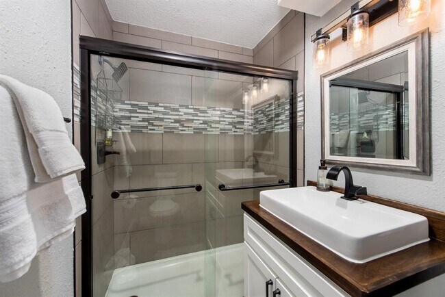 Building Photo - 12500 Melville Dr