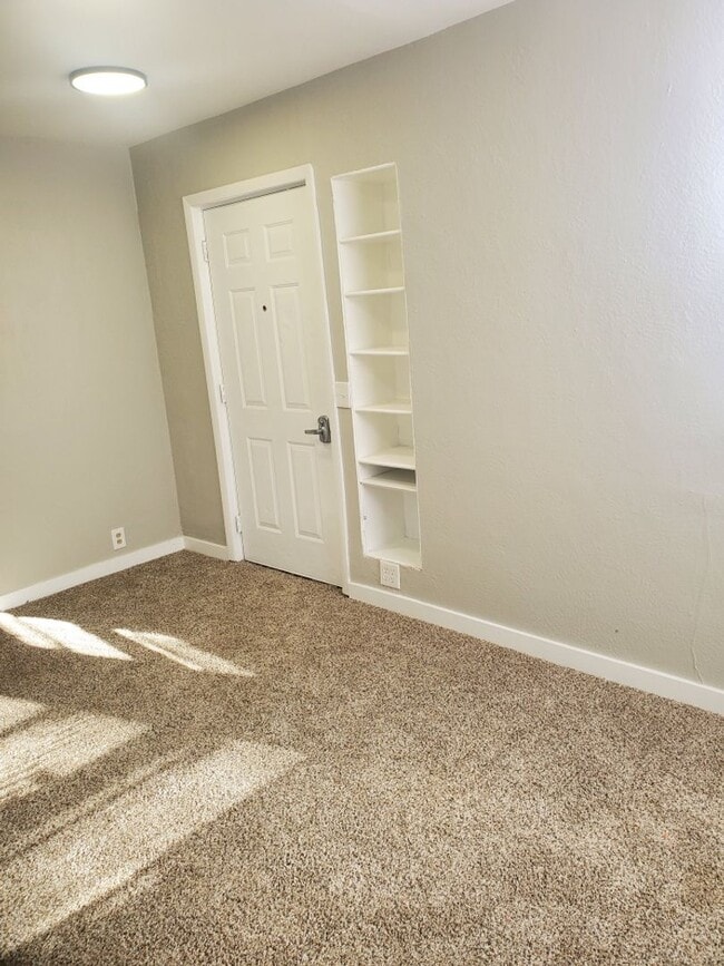 Building Photo - Nice Sized Yard