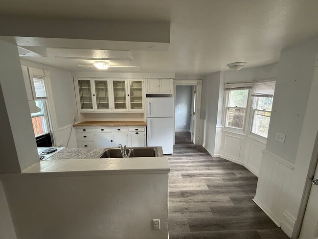 Building Photo - Spacious & Homey 3-Bedroom with Bonus Room