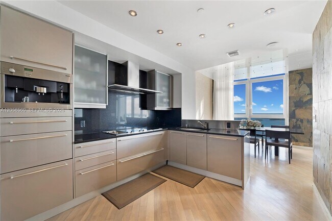 Building Photo - 1331 Brickell Bay Dr