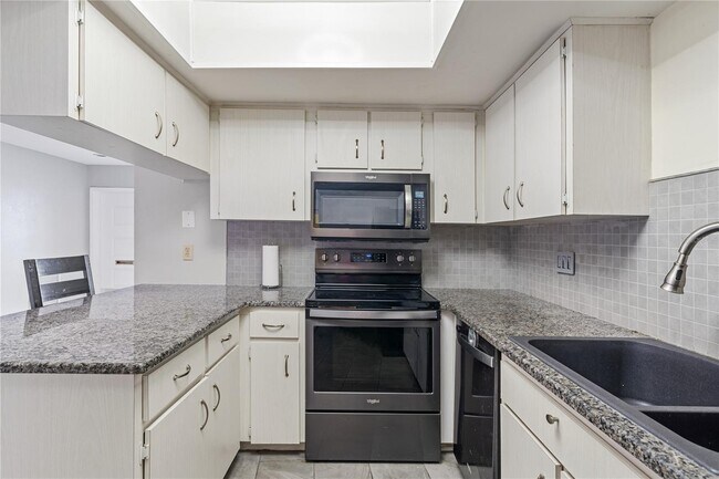 Building Photo - 5428 Larchmont Ct