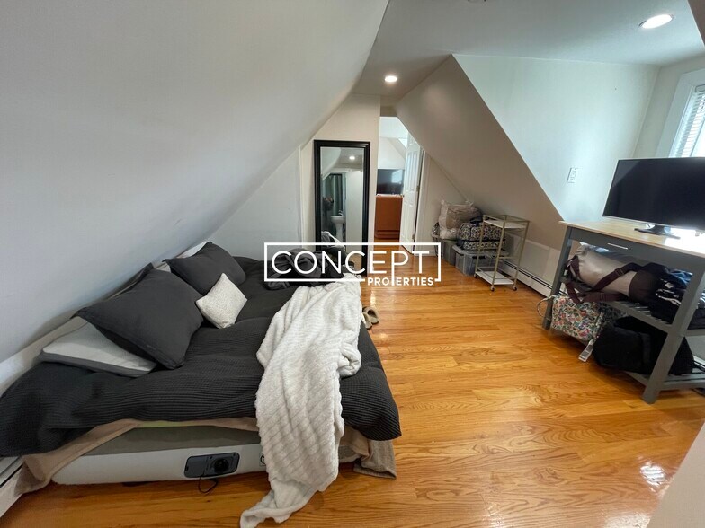 Building Photo - 648 Columbia Rd